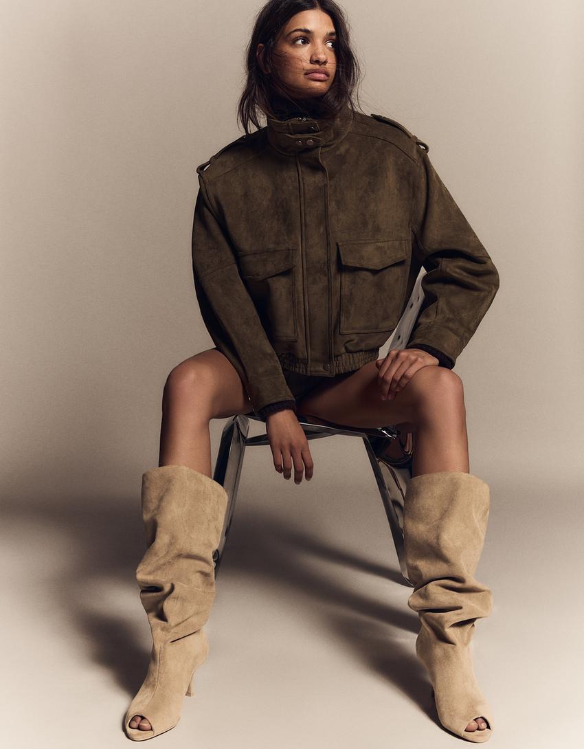 Botas con tacón gatito dividido