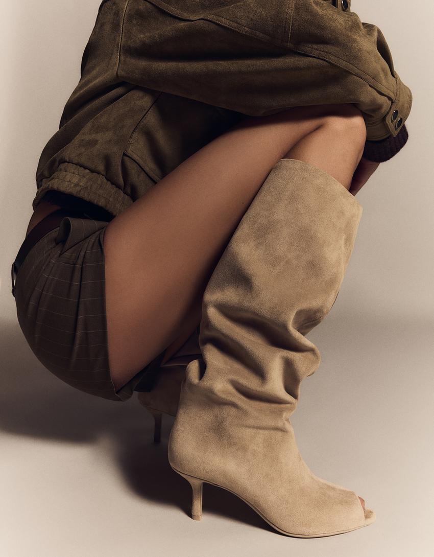 Botas con tacón gatito dividido